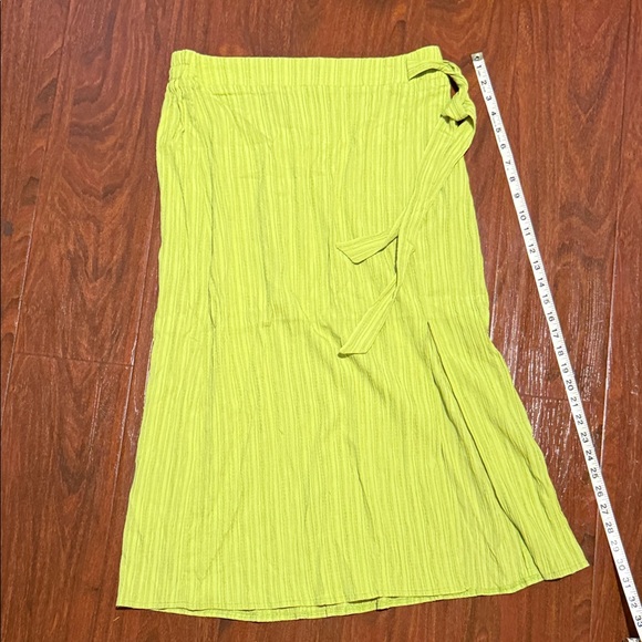Soho Vibrant Green Midi Skirt - Picture 5 of 5